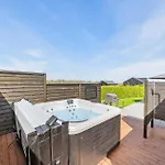 Дом отдыха Cozy In With Jacuzzi Frorup