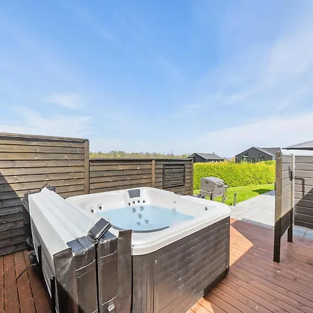 Vakantiehuis Cozy In With Jacuzzi Frorup